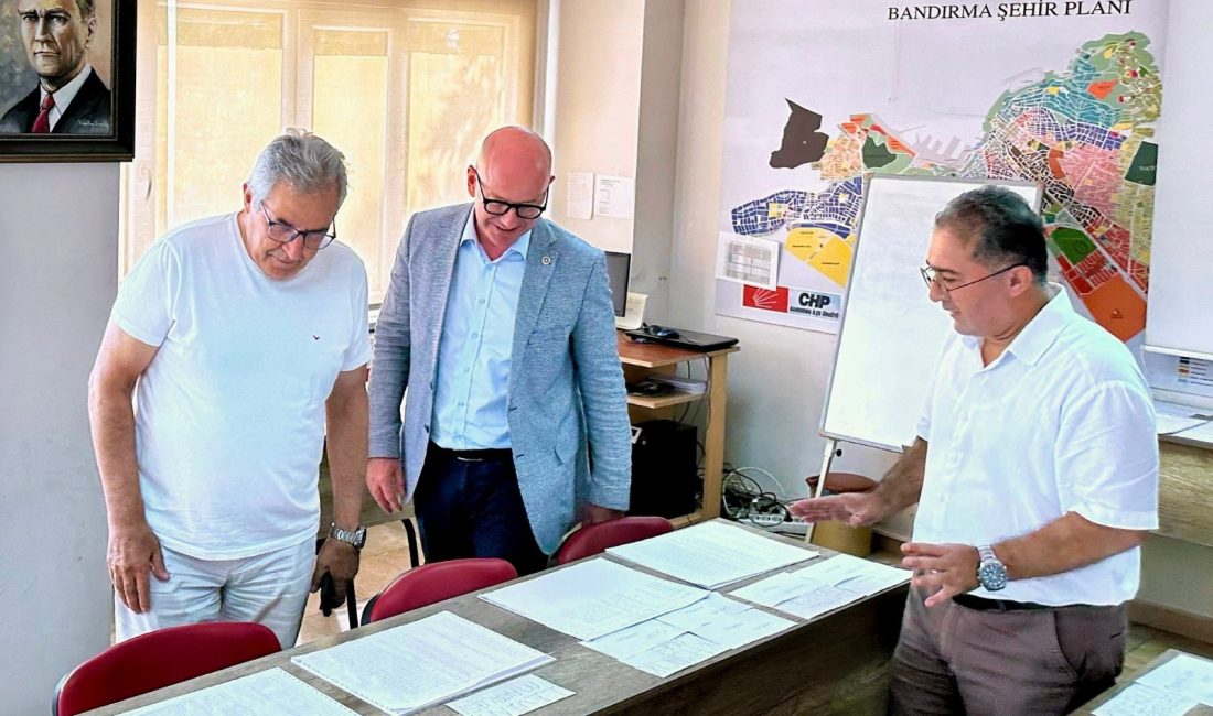 CHP Balıkesir Milletvekili Serkan Sarı, Bandırma’da partililerle buluşarak örgüt seçimleri