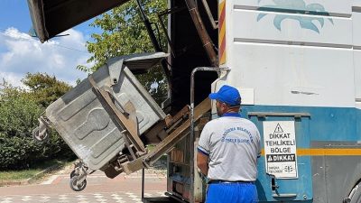 Bandırma Belediyesi, cadde ve sokaklarda konteynerleri yıkayarak çevre kirliliğine karşı