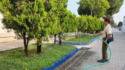 Susurluk’ta etkili olan fırtına sonrası belediye ekipleri, park, bahçe ve