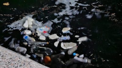 Lodosun ardından Bandırma Limanı çevresinde deniz dibinde biriken atıklar yüzeye