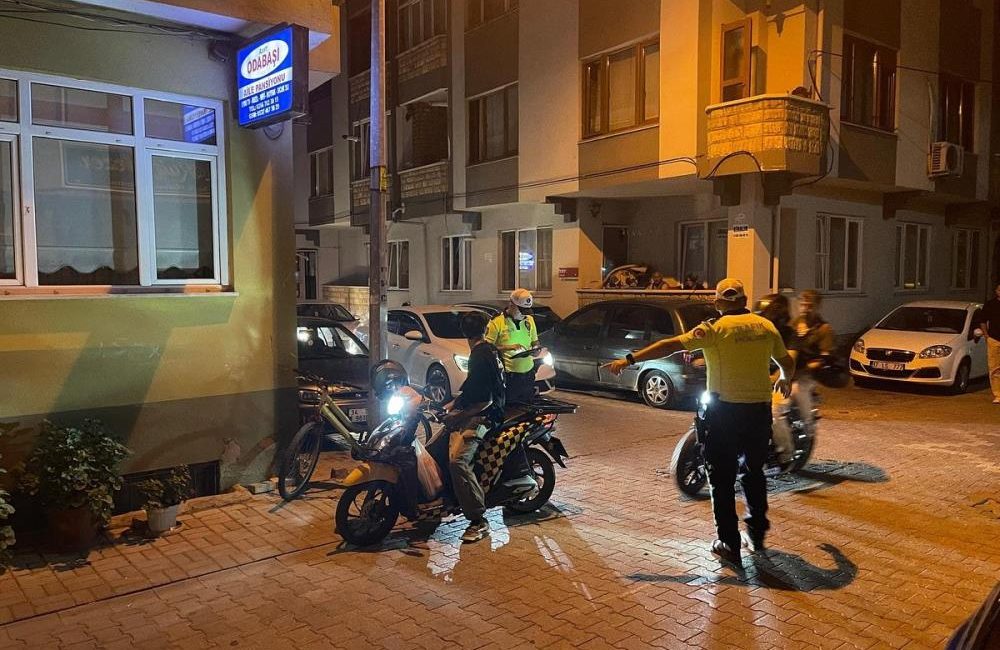Gönen’de gece denetimi: Kurallara uymayan sürücülere ceza yağdı Gönen’de polis ekipleri gece saatlerinde trafik ve asayiş denetimi gerçekleştirdi.