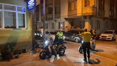 Gönen’de polis ekipleri gece saatlerinde trafik ve asayiş denetimi gerçekleştirdi.
