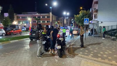 Gönen’de emniyet güçleri tarafından gece saatlerinde Halk Eğitim Merkezi önü