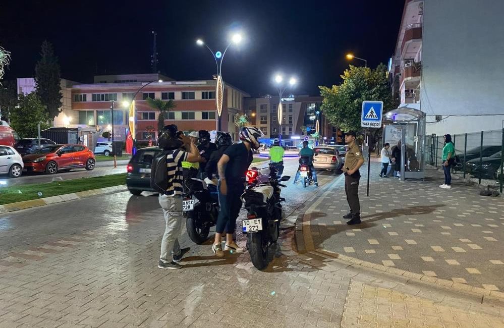 Gönen’de emniyet güçleri tarafından gece saatlerinde Halk Eğitim Merkezi önü