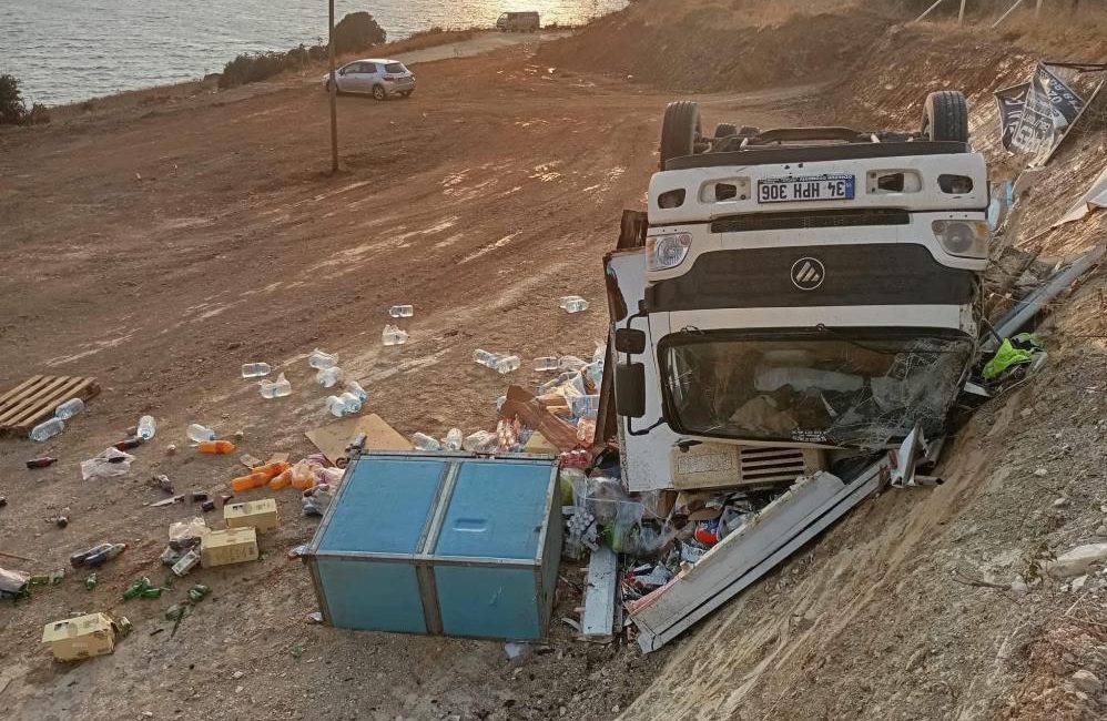 Market kamyonu şarampole devrildi Bandırma’dan Erdek yönüne seyir halinde olan bir market kamyonu, yol