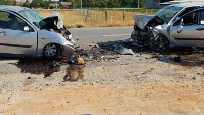 Karamanköy mevkiinde 2 araç kafa kafaya çarpıştı. Bir otomobilin karşı