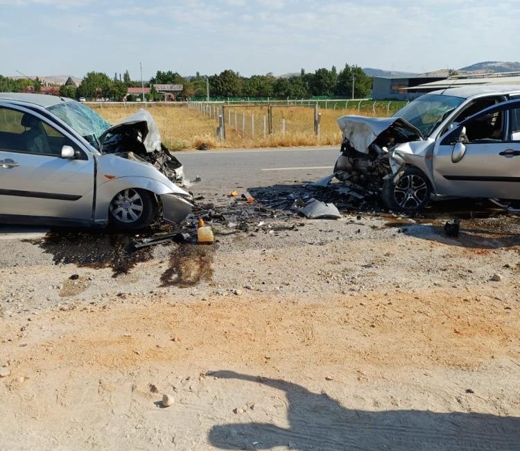 Karamanköy mevkiinde 2 araç kafa kafaya çarpıştı. Bir otomobilin karşı