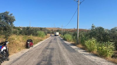 Avşa Adası’nda bir sürücü, üç tekerlekli motosikletiyle seyir halindeyken kalp