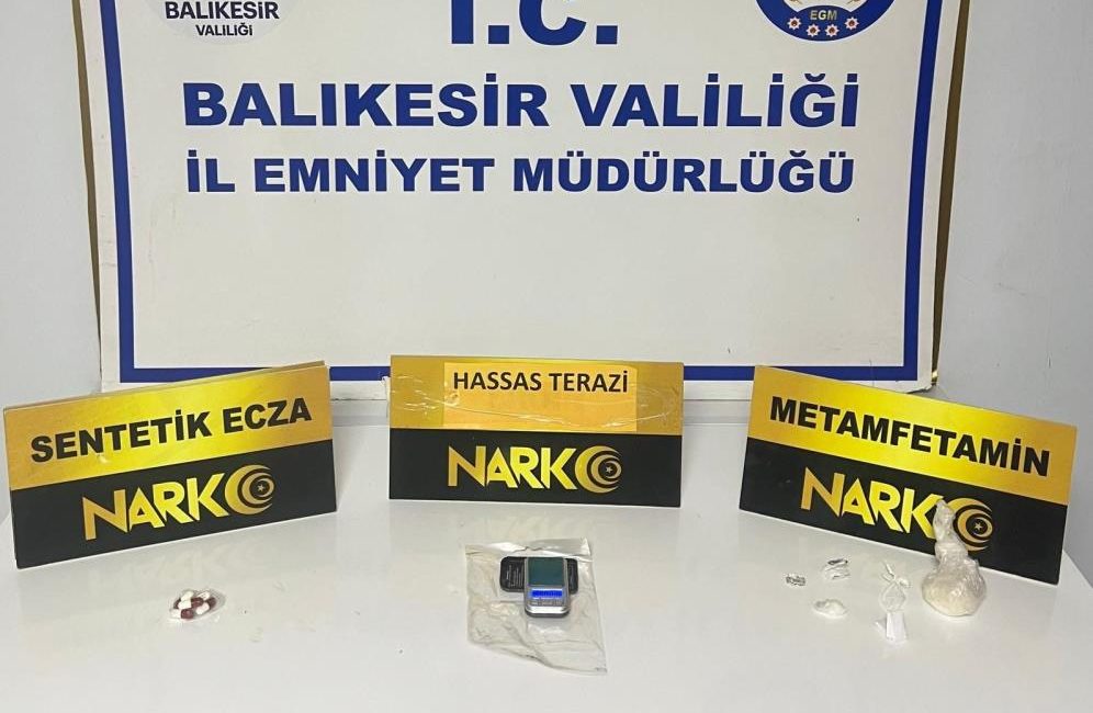 Ayvalık’ta narkotik ekibinden şüpheli araca operasyon Ayvalık’ta; İlçe Emniyet Müdürlüğü bünyesindeki Narkotik Suçlarla Mücadele Büro Amirliği
