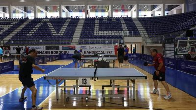 Türkiye’nin farklı illerinden ve yurtdışından veteran masa tenisi oyuncuları Bandırma’da