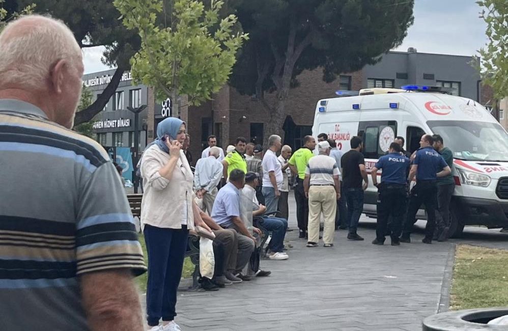 Gönen’de bıçaklı kavga: 1 ölü, 1 yaralı Malkoç Mahallesi Cumhuriyet Meydanı’nda iki kişi arasında çıkan bıçaklı kavgada
