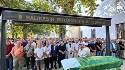Akın Konfeksiyon sahiplerinden Yalçın Pulat, Bandırma’da kılınan cenaze namazının ardından