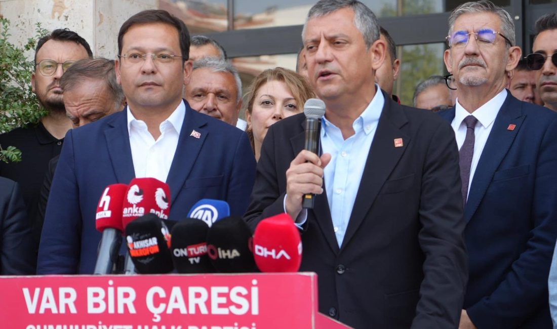 CHP Genel Başkanı Özel, Sındırgı’da incelemelerde bulundu Sındırgı ilçesinde meydana gelen 6.1 büyüklüğündeki depremin ardından Cumhuriyet Halk