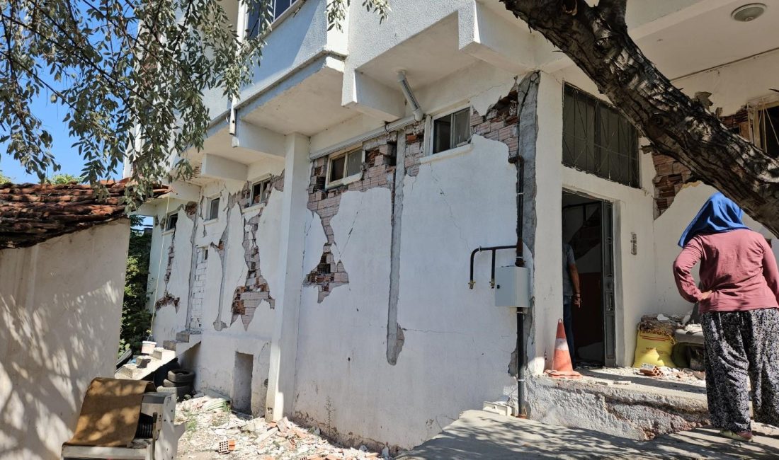 Sındırgı’da ağır hasarlı binalardan taşınma sürüyor Sındırgı ilçesinde meydana gelen 6.1 büyüklüğündeki depremin ardından ağır hasarlı