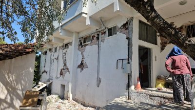 Sındırgı ilçesinde meydana gelen 6.1 büyüklüğündeki depremin ardından ağır hasarlı