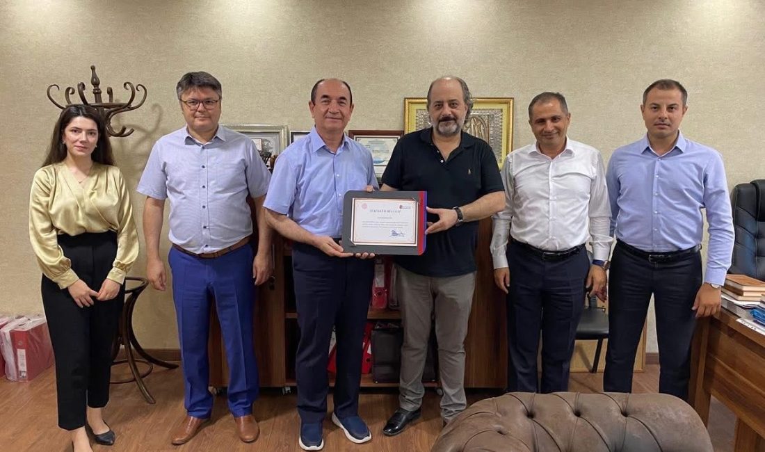 Gönen’de en yüksek beyanı yapan isim ödüllendirildi Gönen’de 2024 yılı gelir vergisi beyan döneminde en yüksek matrahı