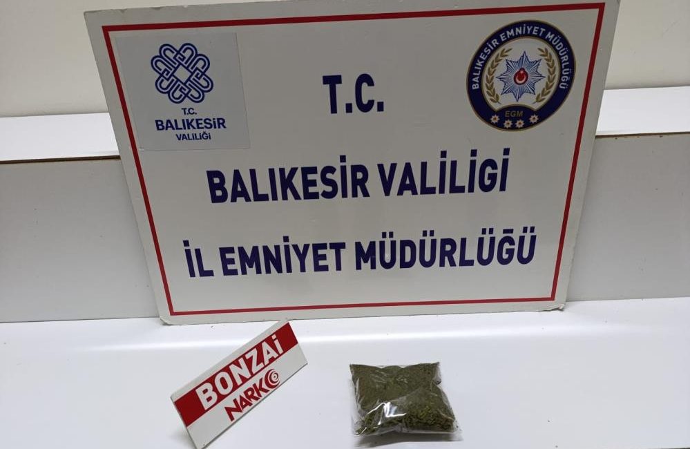 Edremit ve Ayvalık ilçelerinde polis ekiplerince gerçekleştirilen operasyonlarda uyuşturucu madde