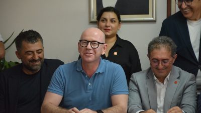 CHP Balıkesir Milletvekili Serkan Sarı, Bandırma İlçe Başkanlığı’nda partililerle bir
