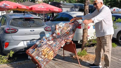 Erdem ÖZCAN Elindeki şişeleri geri dönüşüm konteynırına atmak isteyen Hasan