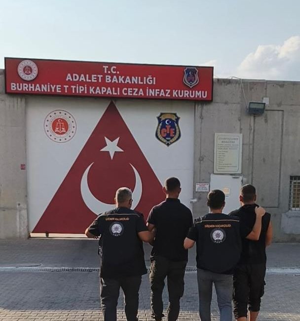 Edremit’te göçmen kaçakçılığı operasyonu: 2 tutuklama Balıkesir İl Emniyet Müdürlüğü ekiplerince göçmen kaçakçılığına yönelik gerçekleştirilen operasyonda