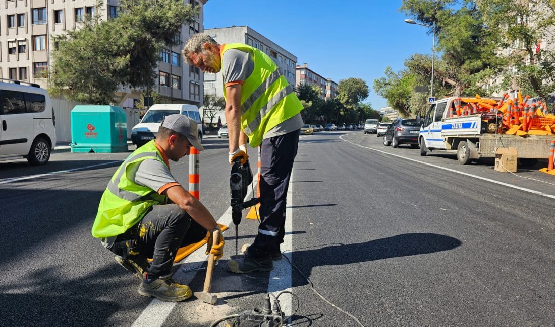 Bandırma Belediyesi, Mehmetçik Caddesi’nde asfalt çalışmalarının ardından orta refüje dubalar