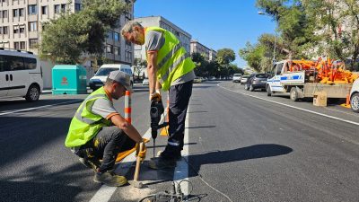 Bandırma Belediyesi, Mehmetçik Caddesi’nde asfalt çalışmalarının ardından orta refüje dubalar