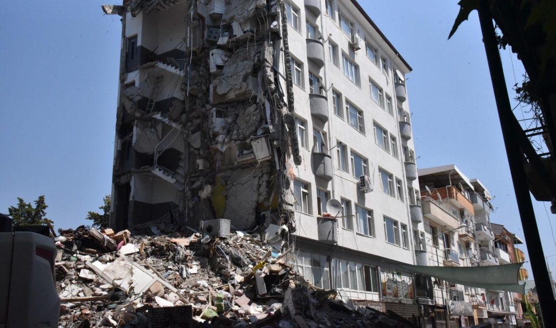 Sındırgı’da deprem sonrası hasarlı binaların yıkımına başlandı Sındırgı’da 10 Ağustos’ta meydana gelen depremin ardından ağır hasar alan