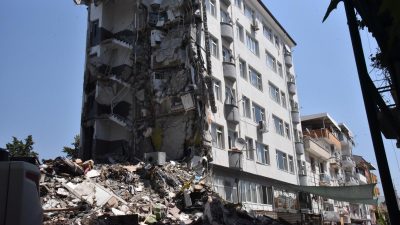 Sındırgı’da  10 Ağustos’ta meydana gelen depremin ardından ağır hasar alan