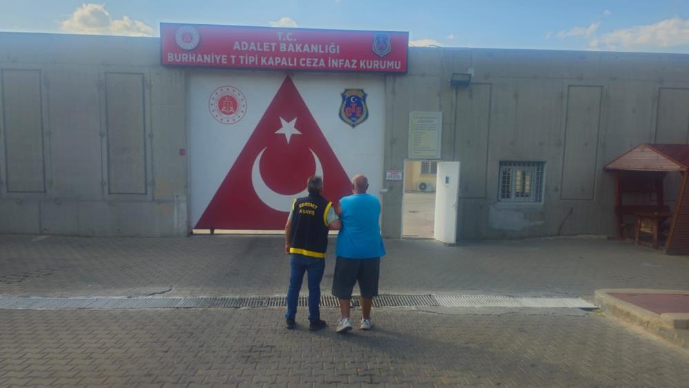 Balıkesir’de hapis cezalı 18 kaçak şahıs tutuklandı Balıkesir’de polis ekipleri aranan suçluların yakalanmasına yönelik gerçekleştirdiği operasyonda 18