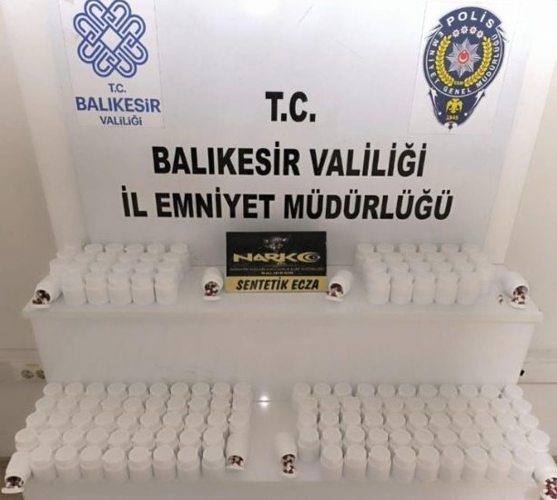  Balıkesir’de polis ekipleri tarafından uyuşturucu satıcılarına yönelik yapılan uyuşturucu operasyonunda