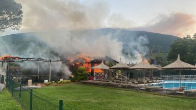 Erdek’te daha otellerin bulunduğu Ocaklar Mahallesi’nde sabahın erken saatlerinde yangın