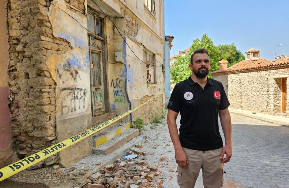 Depremde hasar gören Sındırgı’da bilimsel çalışmalar sürüyor Sındırgı’da 10 Ağustos akşamı meydana gelen 6.1 büyüklüğündeki depremin ardından