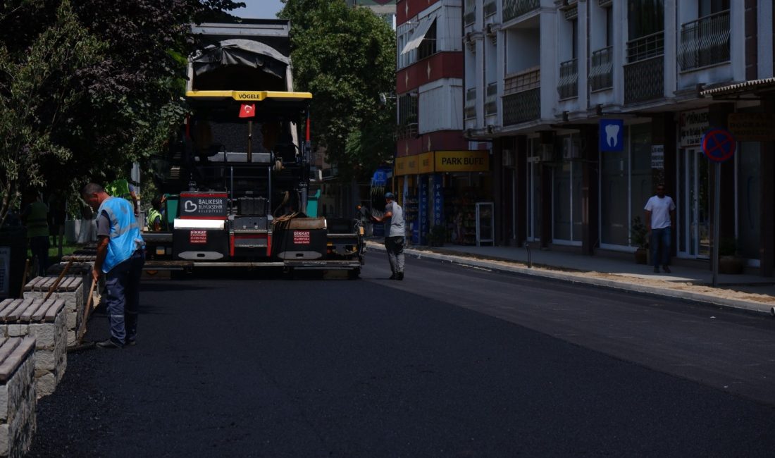 Susurluk’ta Şehit Fikret Caddesi yenileniyor Asfalt dökümüyle başlayan çalışmalar, kaldırım, refüj ve aydınlatma altyapısını da