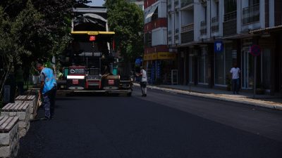 Asfalt dökümüyle başlayan çalışmalar, kaldırım, refüj ve aydınlatma altyapısını da