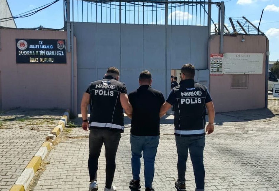 Bandırma’da aranan hükümlü yakalandı Uyuşturucu ticareti suçundan kesinleşmiş hapis cezası bulunan bir kişi, Bandırma