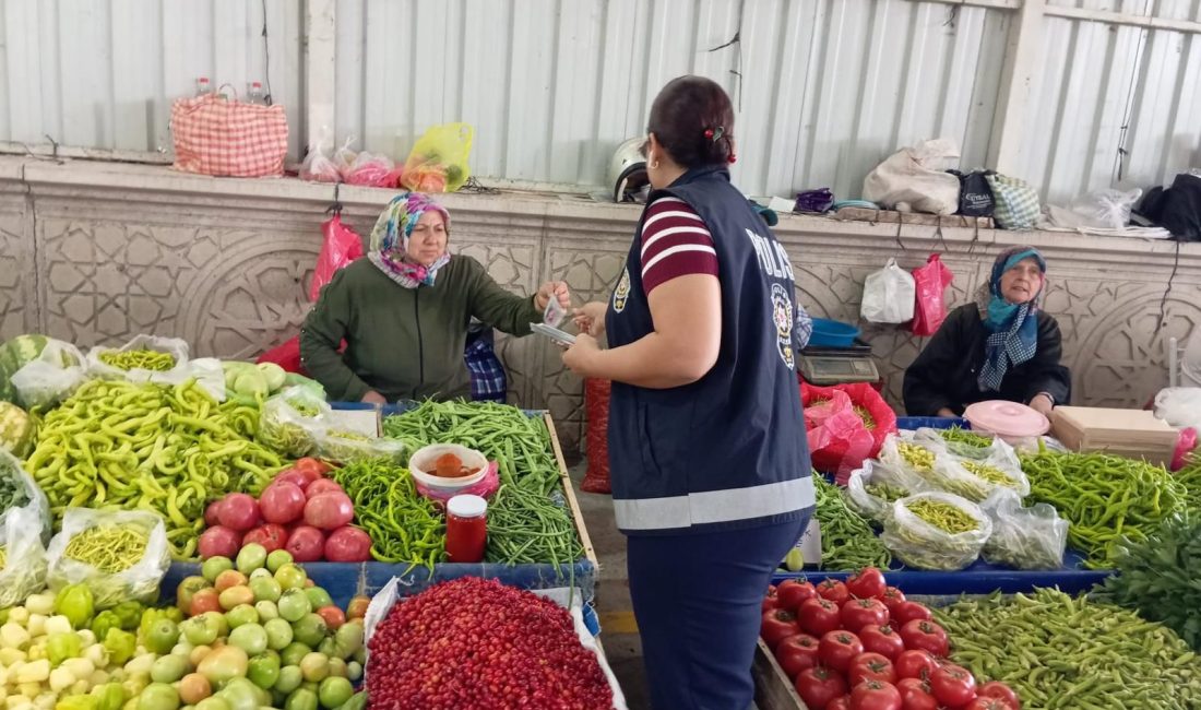 Susurluk’ta vatandaşlara suçlarla mücadele bilgilendirmesi Susurluk İlçe Emniyet Müdürlüğü, kapalı pazar yerinde açtığı stant ile
