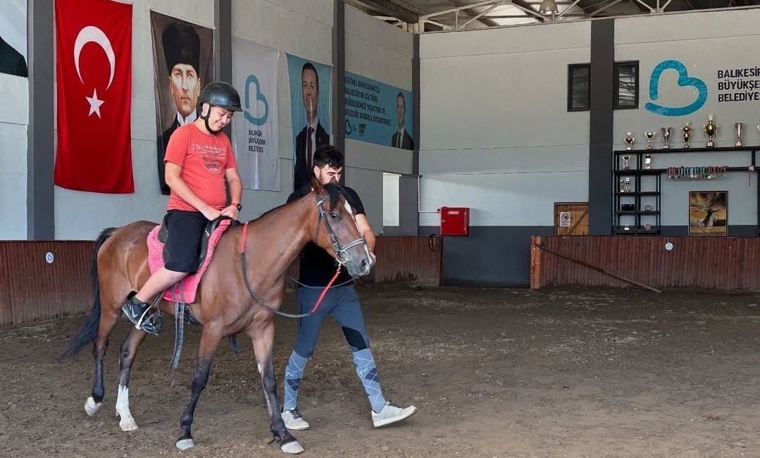 Bandırma’da minikler atlarla hem eğleniyor hem gelişiyor Balıkesir Büyükşehir Belediyesi’nin Binicilik Spor ve Rehabilitasyon Merkezi, özel gereksinimli