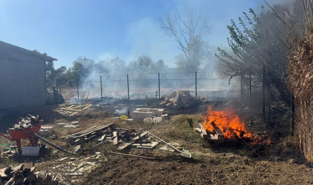 Erdek-Ocaklar yolu mevkiinde çıkan anız yangını zeytin ağaçlarına ve park