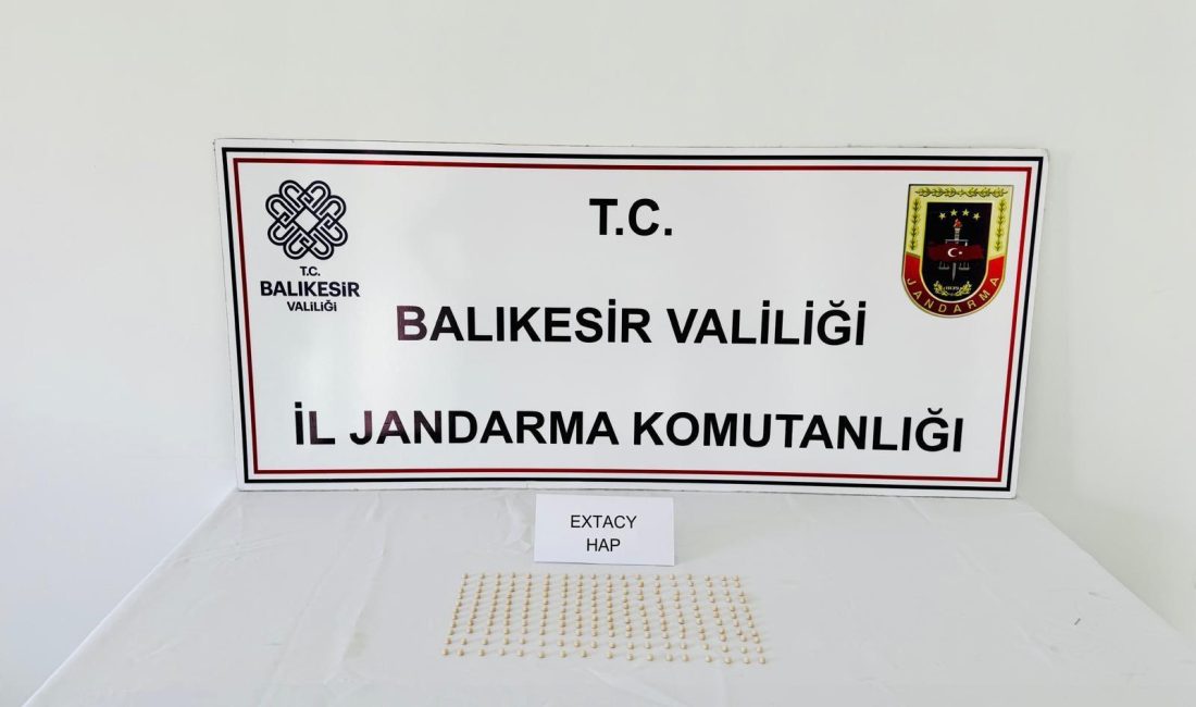 Erdek’te uyuşturucu tacirlerine geçit yok Erdek’te otogarda yakalanan şüphelinin üzerinden çok sayıda uyuşturucu hap çıktı.