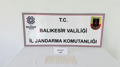 Erdek’te otogarda yakalanan şüphelinin üzerinden çok sayıda uyuşturucu hap çıktı.