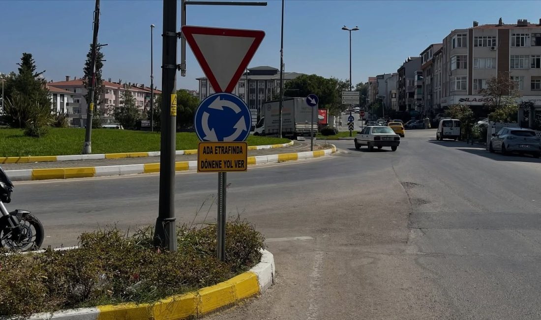 Dönel kavşaklarda öncelik artık içerdeki araçların Kent genelinde dönel kavşaklara konulan yeni trafik tabelalarıyla sürücülere, kavşak