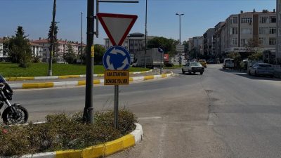 Kent genelinde dönel kavşaklara konulan yeni trafik tabelalarıyla sürücülere, kavşak