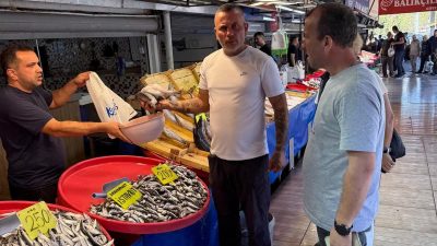 Balık sezonunun bereketli başlaması, Bandırma Balık Hali’nde yüzleri güldürdü. Tezgâhlarda