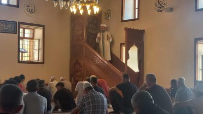 Bandırma’nın Edincik Mahallesi’nde bulunan Emir Sultan Camii, 612 yıldır kılıçla