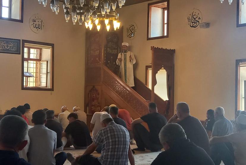 Bandırma’nın Edincik Mahallesi’nde bulunan Emir Sultan Camii, 612 yıldır kılıçla