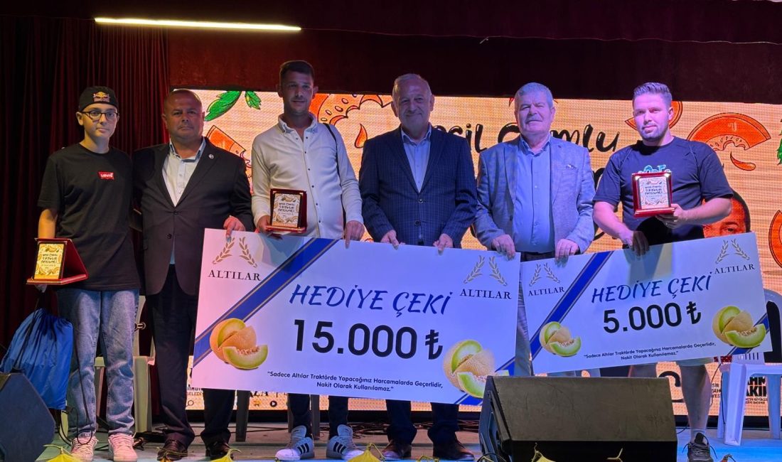 Kavunların yarıştığı festivalde birincilik ödülü Berkan Sadıç’ın Jüri üyeleri tarafından 14 kavunun değerlendirildiği Yeşilçomlu Kavun Festivali’nde birincilik