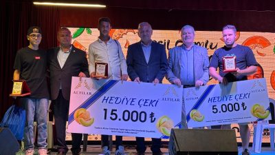 Jüri üyeleri tarafından 14 kavunun değerlendirildiği Yeşilçomlu Kavun Festivali’nde birincilik
