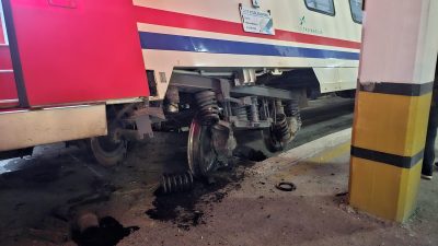 Bandırma’da  yolcu treninin karıştığı kazada şans eseri yaralanan olmadı. Edinilen