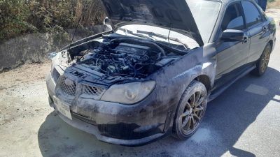Misakça mevkiinde seyir halindeki otomobilin motor kısmında çıkan yangın, itfaiye