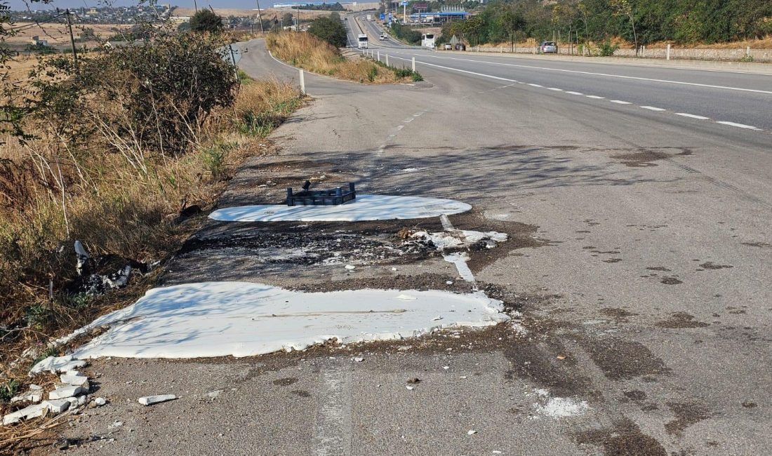 Doğanpınar Kavşağı’nda yol kenarına bırakılan beyaz renkli sanayi tipi atık